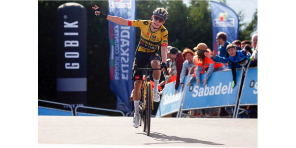 Jonas Vingaard remporte l'étape et porte le maillot jaune
